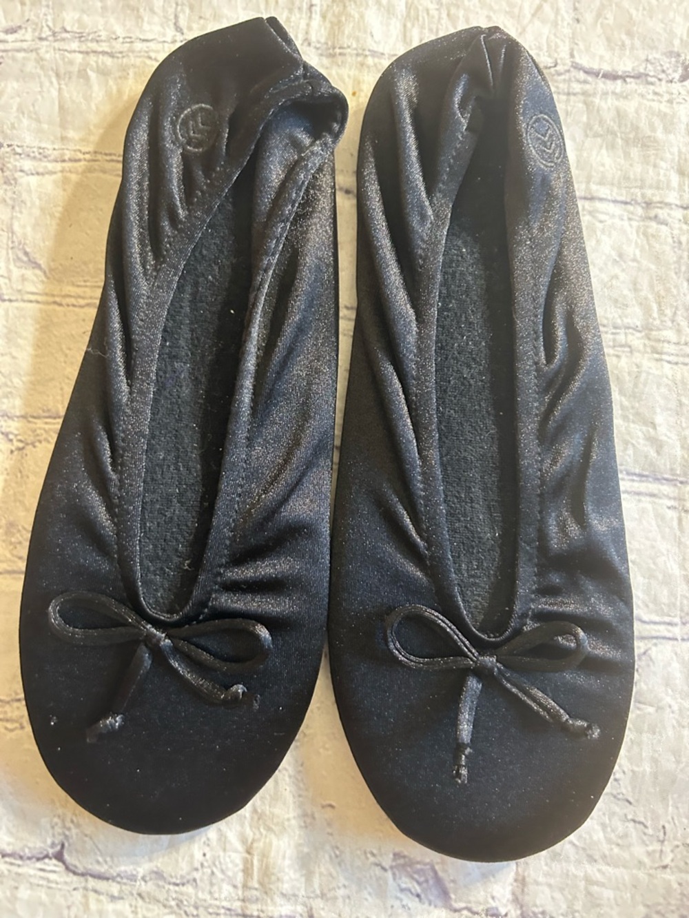 ISOTONER MACHINE WASHABLE BLACK SATIN WITH BOW STRETCH BALLET SLIPPERS 11–12